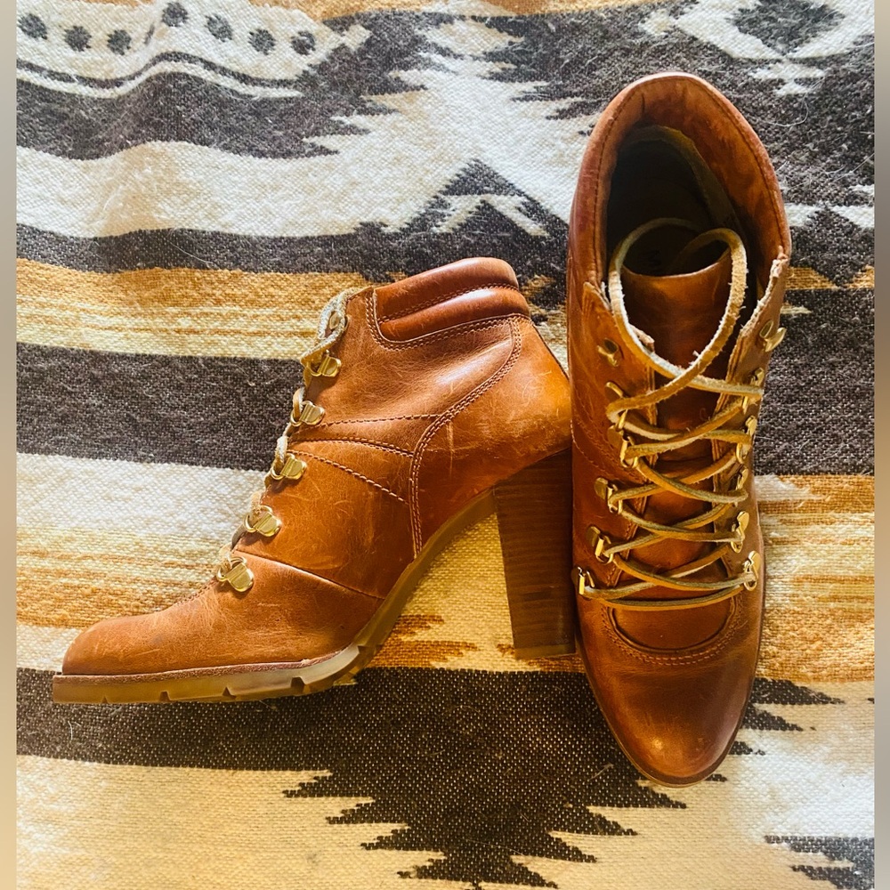 Michael Kors size 9 Leather Lace-Up Heeled Boots 👢 - Picture 3 of 9